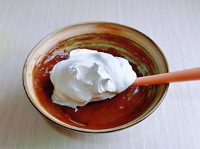 取三分之一蛋白霜加入蛋黄糊中，翻拌手法直至看不到蛋白霜。