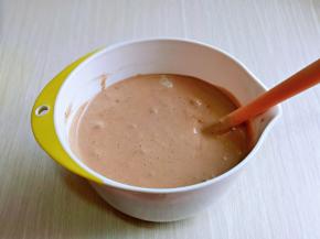 最后将蛋黄糊倒入蛋白霜的容器中，继续翻拌手法，直至看不到蛋白霜即可。