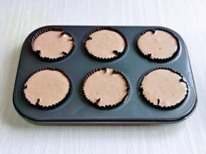 拌好的蛋糕糊，细腻光滑，倒入纸杯中，再放入模具即可。