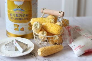 准备食材，小玉米是邻居家的老阿婆，在郊区的农村老家自己种地，收获了带过来的分给大家品尝的，给了我10多个，特别的迷你，十分可爱，我是被惊艳到了。而且也是第一次见到。