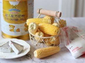 准备食材，小玉米是邻居家的老阿婆，在郊区的农村老家自己种地，收获了带过来的分给大家品尝的，给了我10多个，特别的迷你，十分可爱，我是被惊艳到了。而且也是第一次见到。