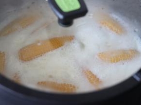 开中火，盖好锅盖，开始煮，等煮沸后，调小火，因为牛奶容易溢锅，我们可以打开盖子，来调整火力，让牛奶处于半沸状态。