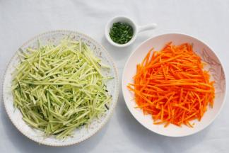 嫩南瓜不用去皮擦丝、胡萝卜去皮擦丝。