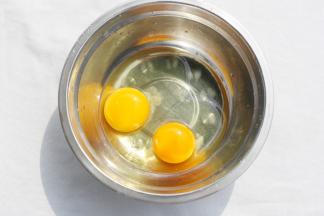 鸡蛋磕入碗中。