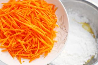 加入胡萝卜丝。