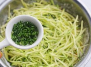 加入香菜末。