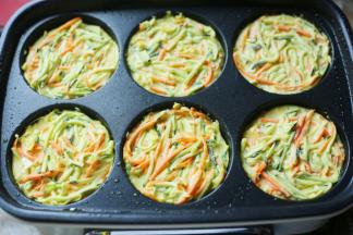 均匀倒入面糊，煎至两面焦黄即可出锅。