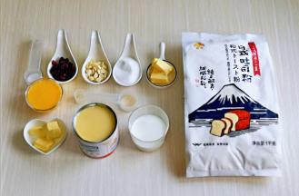 准备面包的食材。