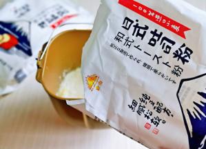 先将液体加入面包机中，液体包括: 牛奶，玉米油，蛋液，炼乳，再加入盐，白砂糖，盐与糖对角放，最后加入金山日式吐司粉。(这款吐司粉采用100%进口优质小麦，精细研磨，粉质细腻，吸水性好，做出来的面包口感湿润，松软又拉丝)