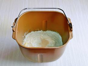 最后再面粉顶部挖个小洞，将酵母粉倒入，再用旁边面粉盖起来。