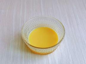 这是准备炼乳酱，黄油加入炼乳隔水融化，搅拌均匀。