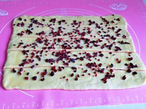 再撒上切碎的蔓越莓干，用切刀切出等份的长条状。