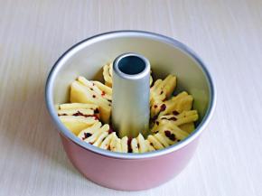 叠加好的面片竖着放入中空模具中，入蒸烤箱进行二次发酵。