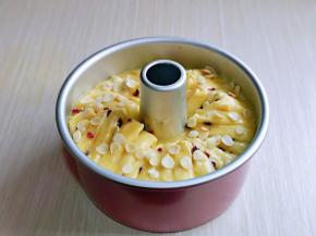 刷上留下来的炼乳酱，再撒上杏仁片。