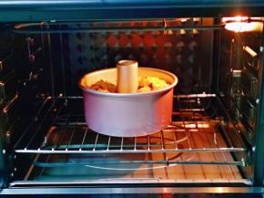 模具入烤箱底层，上下管160度烤30分钟，注意观察颜色，上色后立即加盖锡纸。