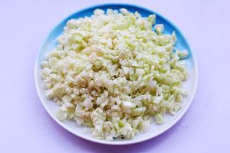 将花菜切成小颗粒状。