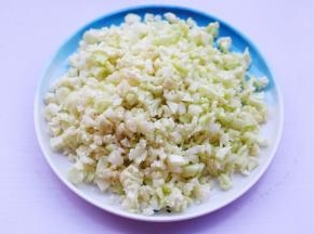 将花菜切成小颗粒状。