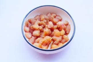 鸡胸肉切块，加少许淀粉、料酒、盐、黑胡椒粉腌10分钟。