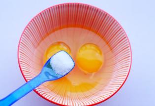 鸡蛋磕入碗中，加一小勺盐。