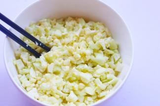 将花菜倒入鸡蛋液中，使每一粒花菜都裹上蛋液。