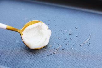 多功能锅平盘中小火加入椰子油。