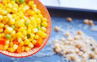 加入蔬菜粒翻炒一分钟。