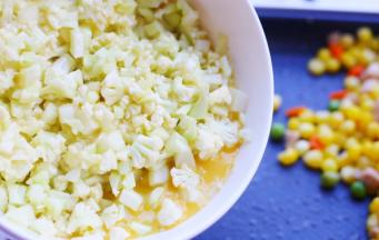 加入花菜碎，大火翻炒2分钟。