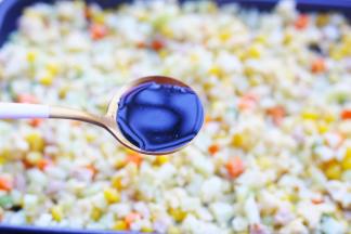 加一勺生抽，炒匀出锅。
