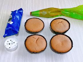 取出烤好的蛋糕，被宝贝吃掉了两个……准备好南瓜泥，放入锅中，加入糯米粉小火炒15分钟左右，凉一会儿装入裱花袋中。