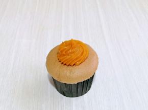 取一个蛋糕，挤入南瓜泥。