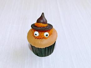 再盖上一块奥利奥饼干，饼干上面再挤上南瓜泥，放上好时巧克力，装饰上糖珠眼睛就可以啦！