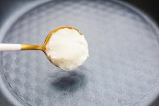 开启小火，舀入一大勺椰子油。