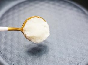 开启小火，舀入一大勺椰子油。