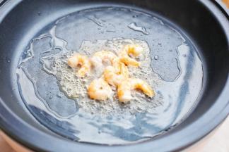 油热后倒入虾仁煎熟。