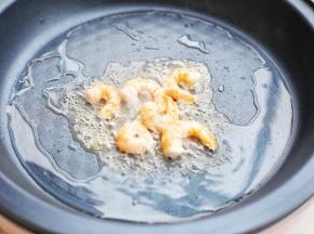 油热后倒入虾仁煎熟。
