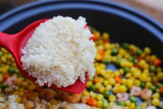 小火加入米饭。