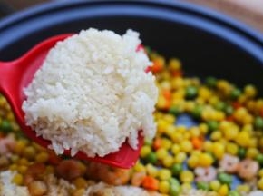 小火加入米饭。