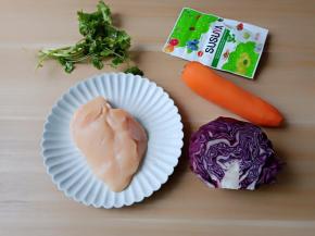 鸡胸肉从侧面对半切开分两半，加料酒与盐腌制10分钟。