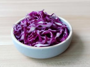 紫甘蓝切细丝。
