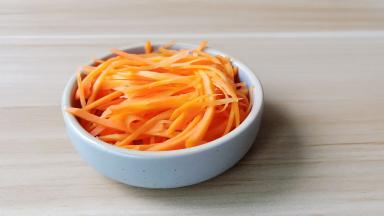 胡萝卜切细丝焯水一分钟捞出。