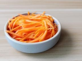 胡萝卜切细丝焯水一分钟捞出。