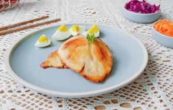 鸡胸肉可以搭配胡萝卜与紫甘蓝一起吃。