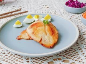 鸡胸肉可以搭配胡萝卜与紫甘蓝一起吃。