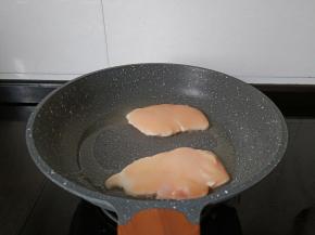 锅里加一点点油，放鸡胸肉煎。