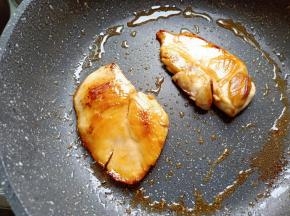 煎至两面金黄，撒点椒盐与黑胡椒碎。