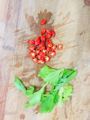 红尖椒切成圈儿，芹菜叶洗净沥干水分备用！