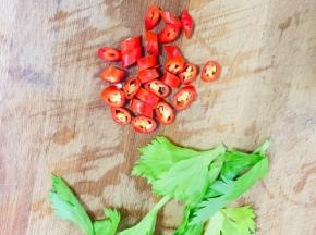 红尖椒切成圈儿，芹菜叶洗净沥干水分备用！