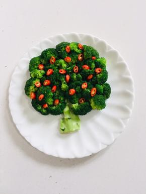 把红尖椒圈儿摆在西兰花上，装饰一下！