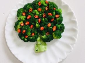 把红尖椒圈儿摆在西兰花上，装饰一下！