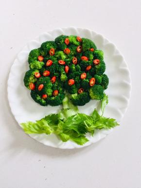 芹菜叶摆在最下面即可！也可以用黄瓜片来代替芹菜叶摆盘！